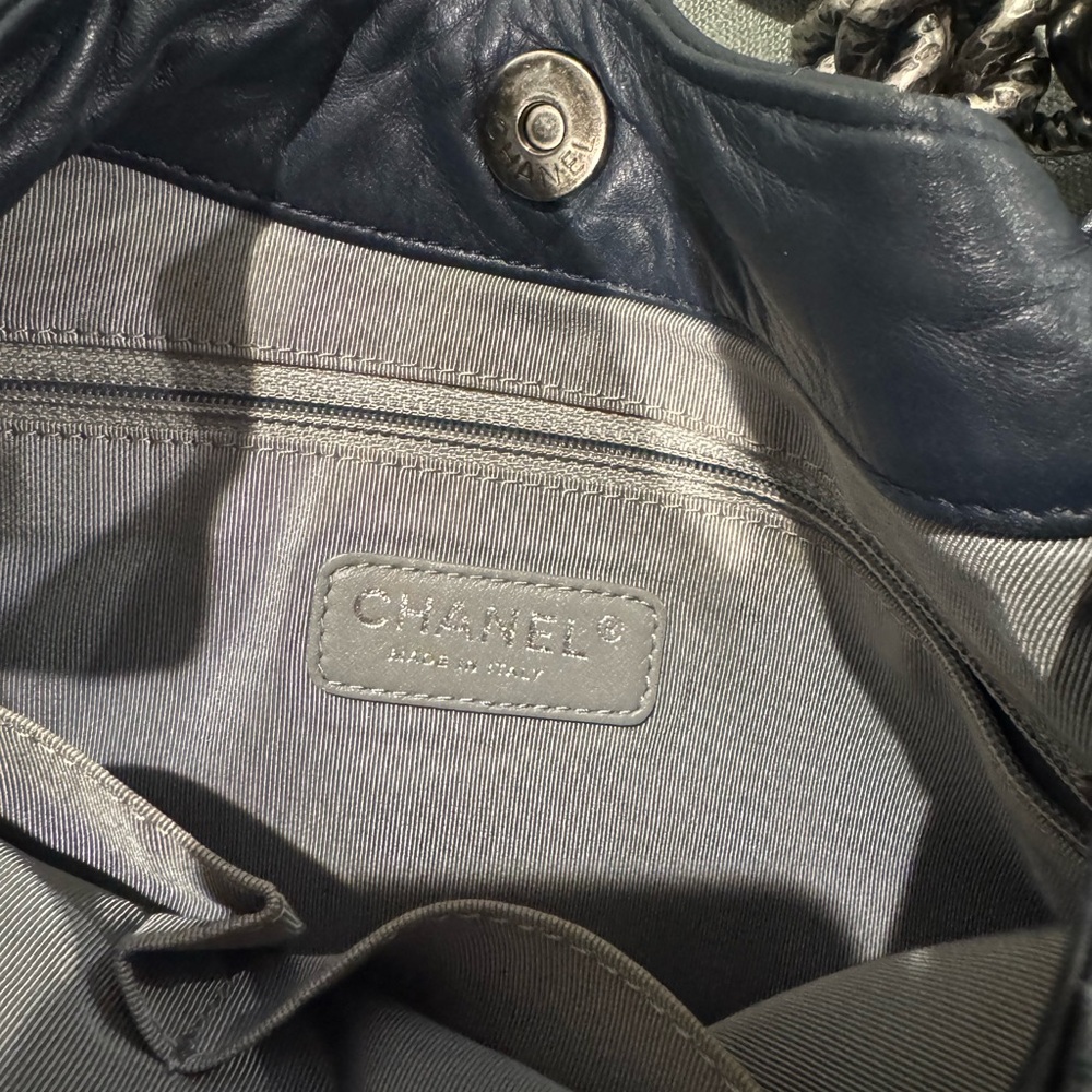 Chanel Quilted Black Leather Women's Bag - Picture 3 of 6